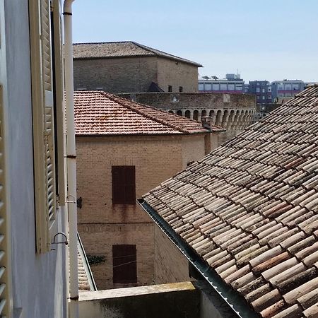 Palazzo Cavalletti - Appartamenti Nel Cuore Di Сенигаллия Экстерьер фото